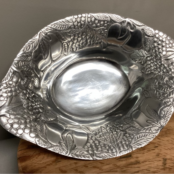 Vintage Cast Aluminum or Pewter Large Fruit / Salad / Serving / Display Bowl - Picture 3 of 14